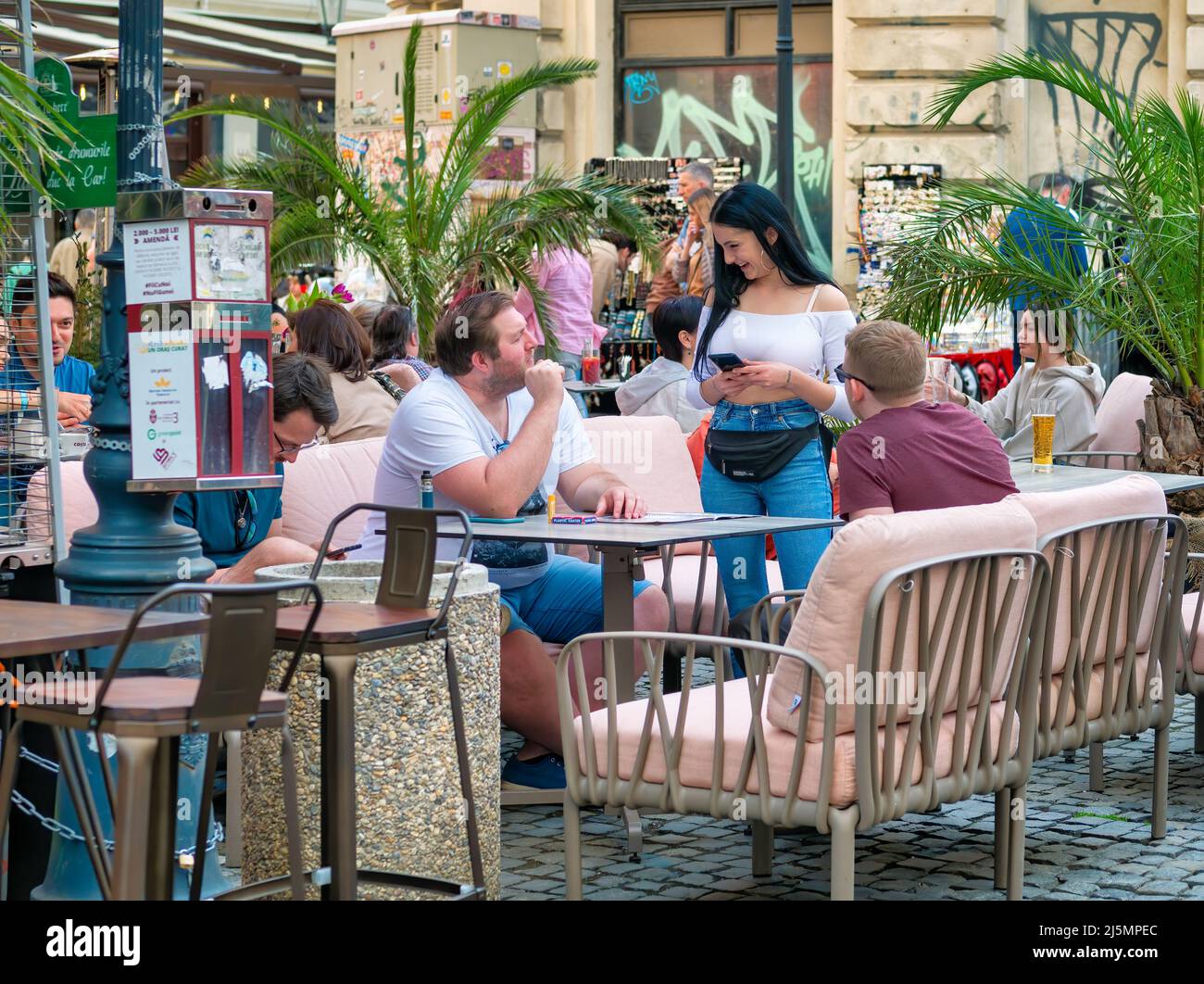 Bukarest, Rumänien - 04.08.2022: Touristen und Einheimische in einem Outdor-Restaurant und Café bei einem Drink im Zentrum von Bukarest Stockfoto