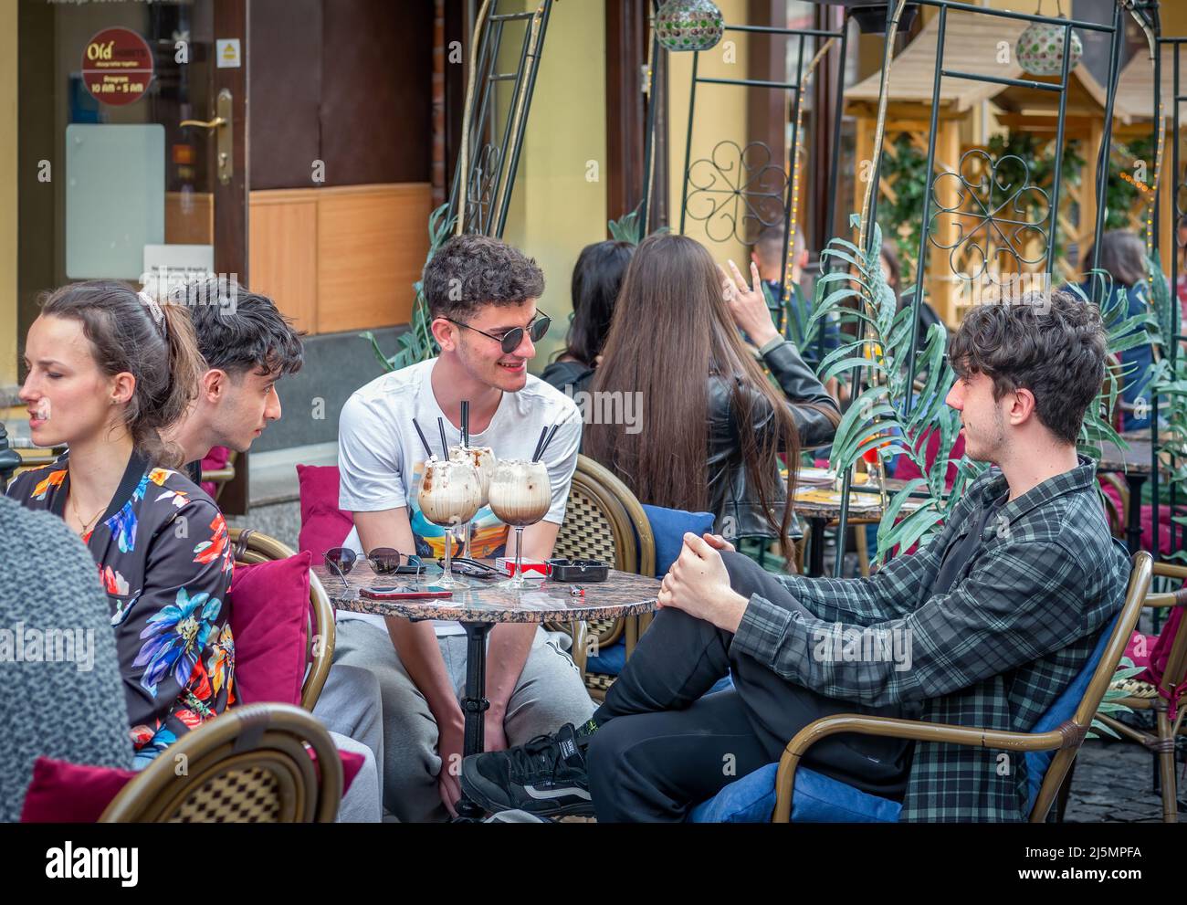 Bukarest, Rumänien - 04.08.2022: Touristen und Einheimische in einem Outdor-Restaurant und Café bei einem Drink im Zentrum von Bukarest Stockfoto