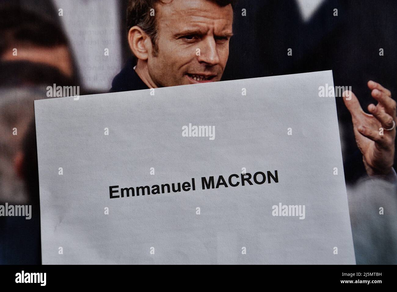 Frankreich. 24. April 2022. In dieser Fotolabbildung ist eine Stimmabgabe von Emmanuel Macron auf dem Wahlzettel für die zweite Runde der französischen Präsidentschaftswahlen 2022 zu sehen. Am Sonntag, dem 24. April 2022, werden die französischen Wähler ihren Präsidenten für die nächsten fünf Jahre wählen. Das Duell wird sich, wie im Jahr 2017, der rechtsextremen Kandidatin Marine Le Pen von der Partei „Rassemblement National“ (RN) gegen den scheidenden Präsidenten Emmanuel Macron der „La Republique en Marche“ (LREM) stellen. Kredit: SOPA Images Limited/Alamy Live Nachrichten Stockfoto