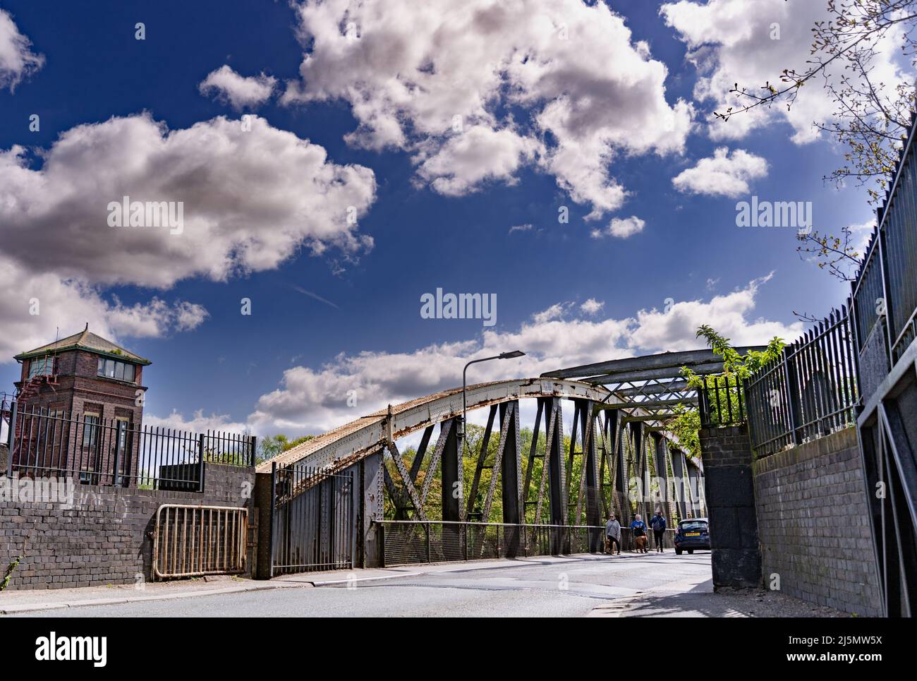 Die Barton Road Swing Bridge verbindet Salford mit Trafford und ermöglicht es dem Verkehr, den Manchester Ship Canal zu überqueren. Stockfoto