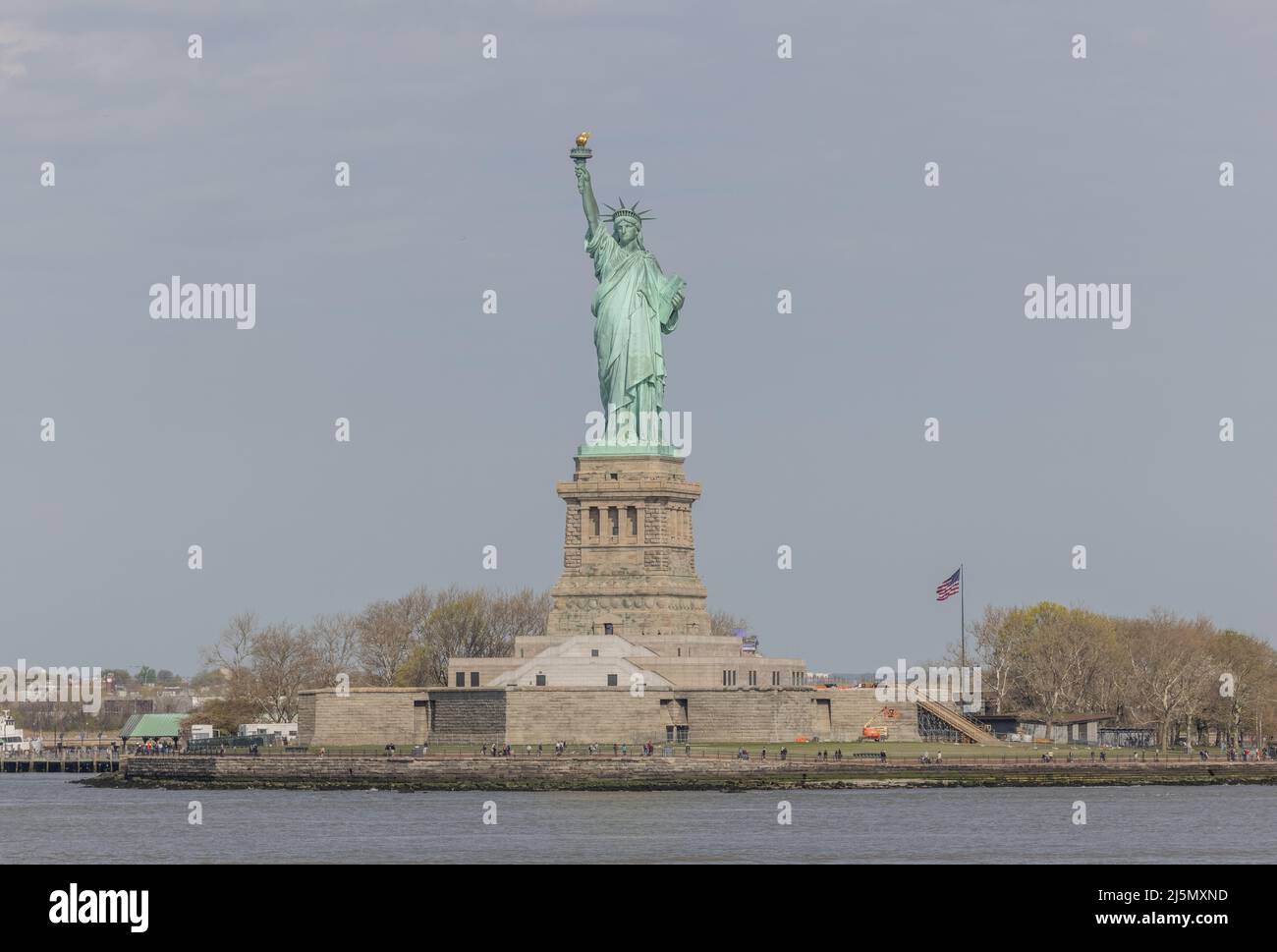 NEW YORK HARBOUR – 24. April 2022: Die Freiheitsstatue ist vom New York Harbour aus zu sehen. Stockfoto