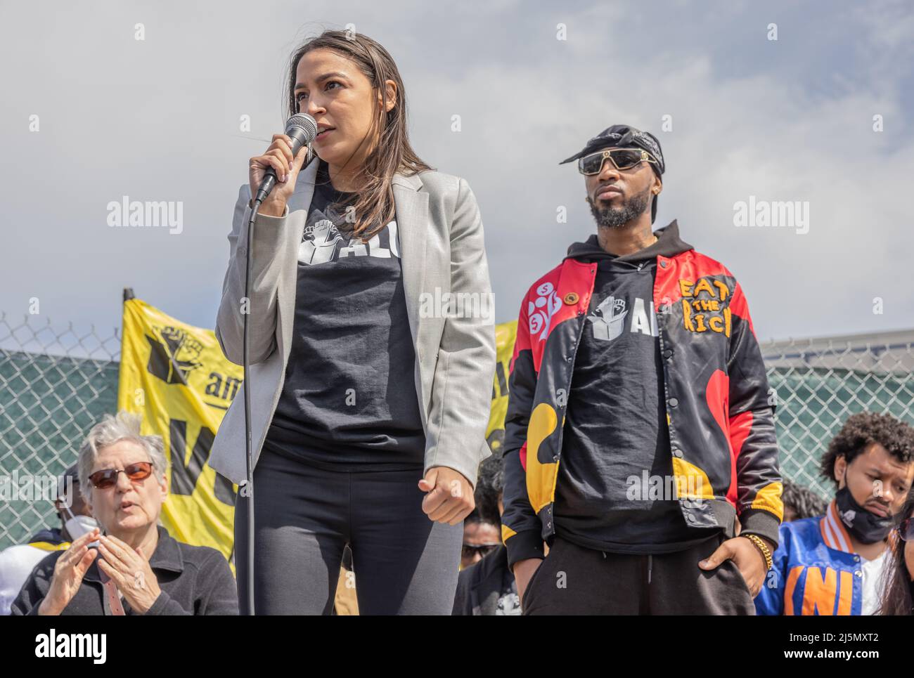 STATEN ISLAND, N.Y. – 24. April 2022: Die Rep. Alexandria Ocasio-Cortez, mit dem Gewerkschaftsführer Christian Smalls von Amazon, spricht bei einer Kundgebung. Stockfoto