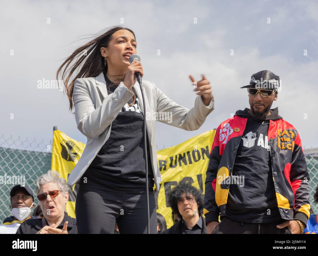 STATEN ISLAND, N.Y. – 24. April 2022: Die Rep. Alexandria Ocasio-Cortez, mit dem Gewerkschaftsführer Christian Smalls von Amazon, spricht bei einer Kundgebung. Stockfoto