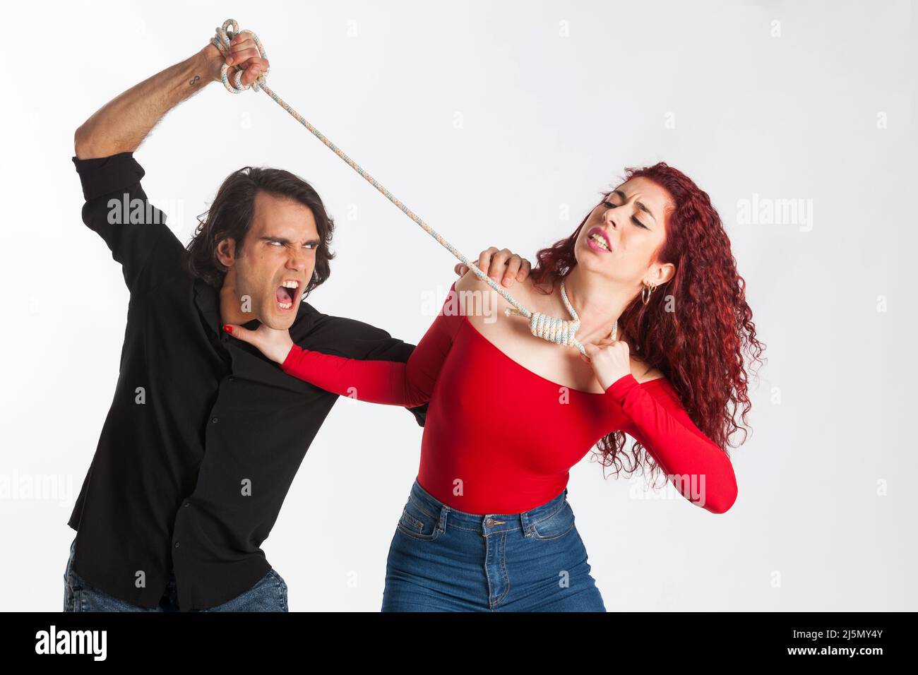 Junges Paar mit Problemen, die sehr gewalttätig argumentieren Stockfoto Junges Paar mit Problemen, die sehr gewalttätig argumentieren Stockfoto