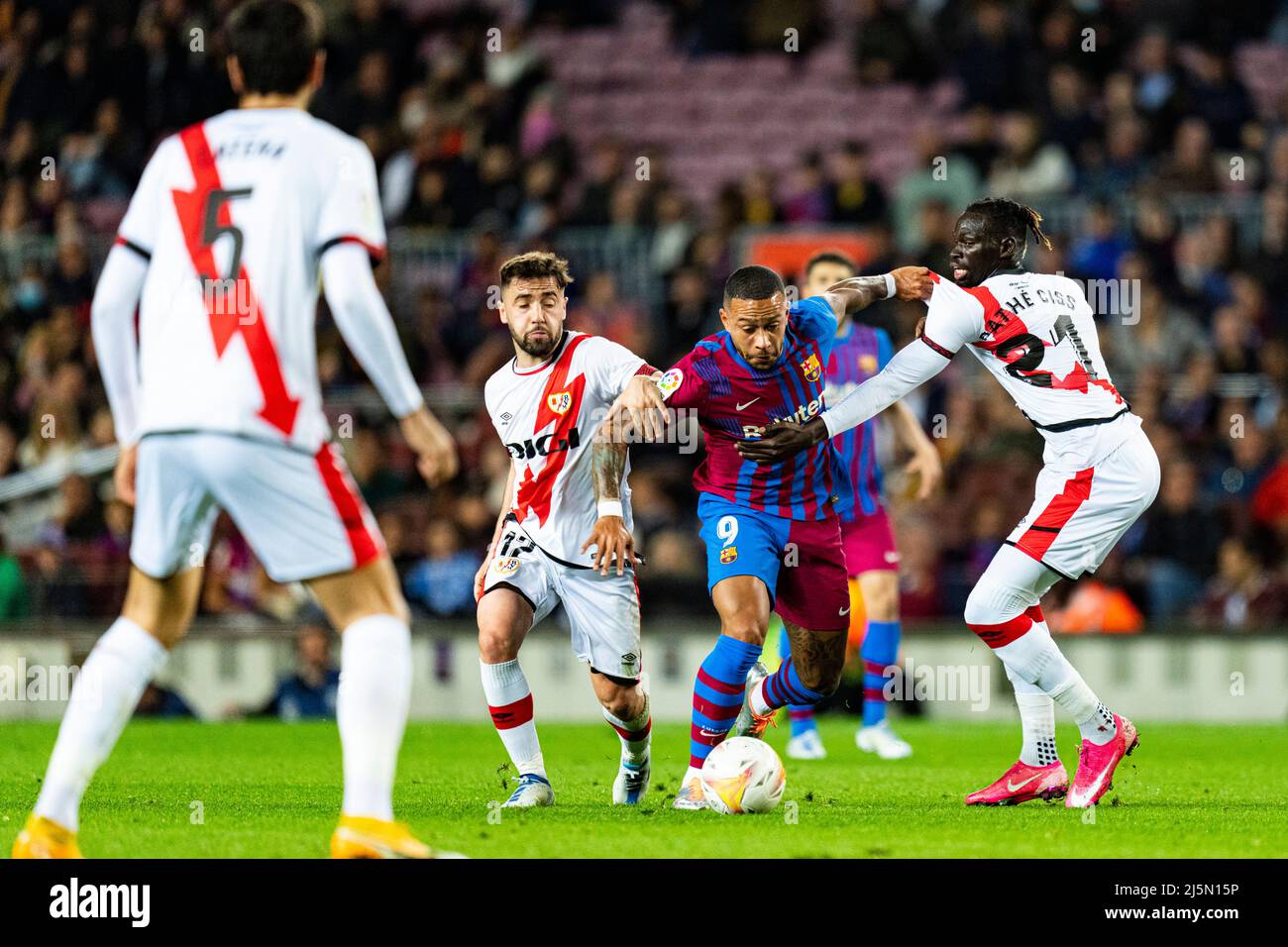 Barcelona, Spanien. 24. April 2022. Memphis Depay (FC Barcelona) duelliert am 24. April 2022 im Camp Nou Stadium in Barcelona, Spanien, um den Ball gegen Unai Lopez (Rayo Vallecano) und Pathe Ciss (Rayo Vallecano) während des Fußballspiels der La Liga zwischen dem FC Barcelona und Rayo Vallecano. Foto: Siu Wu. Kredit: dpa/Alamy Live Nachrichten Stockfoto