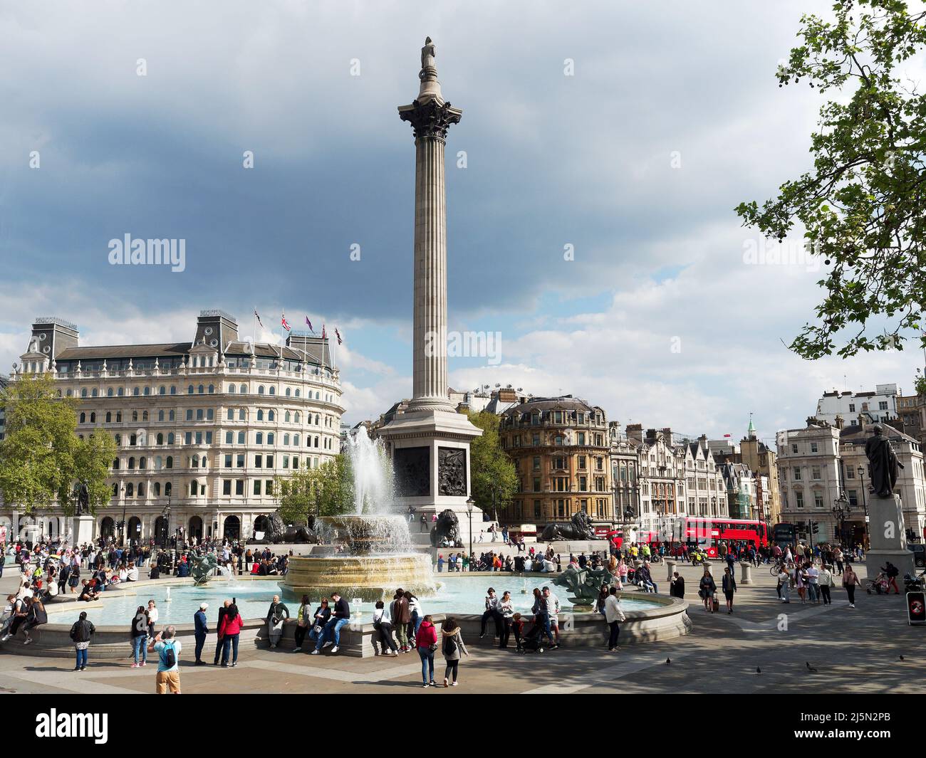 Blick auf Nelson's Column in der Mitte des Trafalgar Square in London an einem hellen Frühlingstag Stockfoto