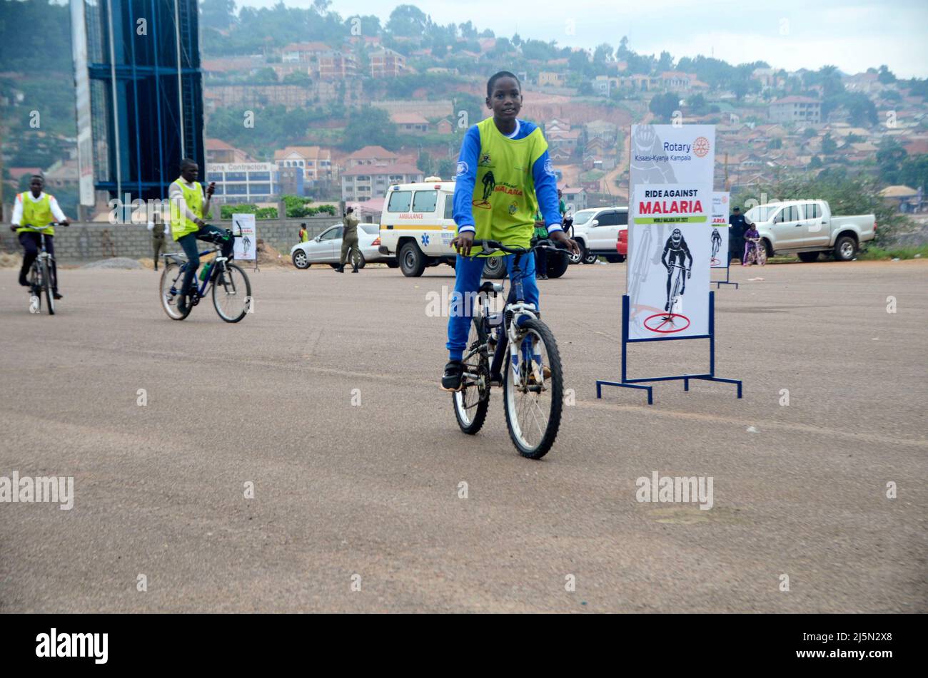 Wakiso, Uganda. 24. April 2022. Die Teilnehmer fahren mit dem Fahrrad während einer Veranstaltung, die vor dem Welt-Malaria-Tag am 24. April 2022 im Wakiso District, Uganda, das Bewusstsein für Malaria schärfen soll. Quelle: Nichola Kajoba/Xinhua/Alamy Live News Stockfoto