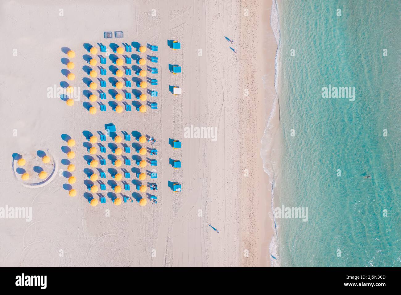 Farbenfrohe Sonnenschirme in South Beach Stockfoto