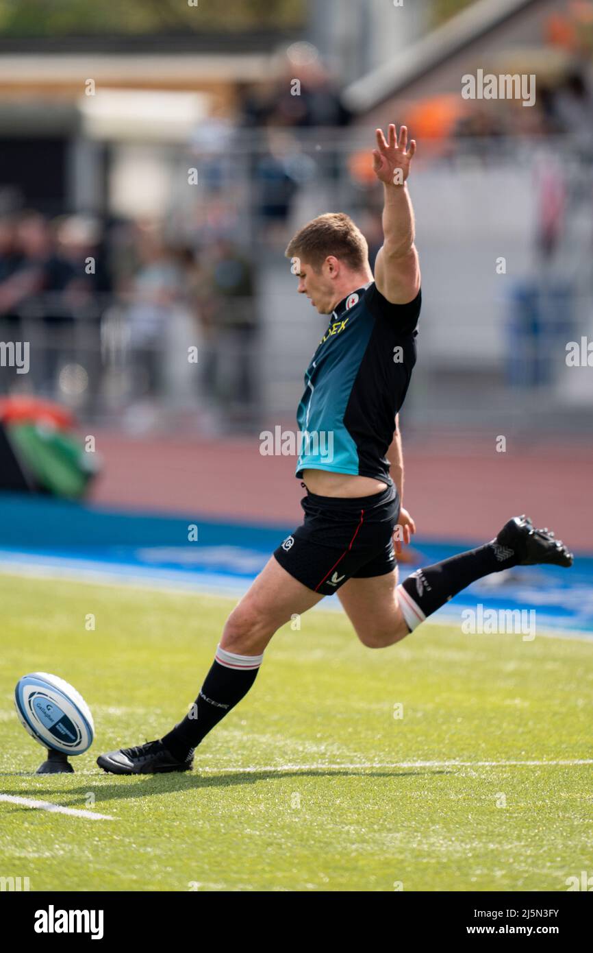 Owen Farrell #10 von Saracens, die seinen tritt üben Stockfoto