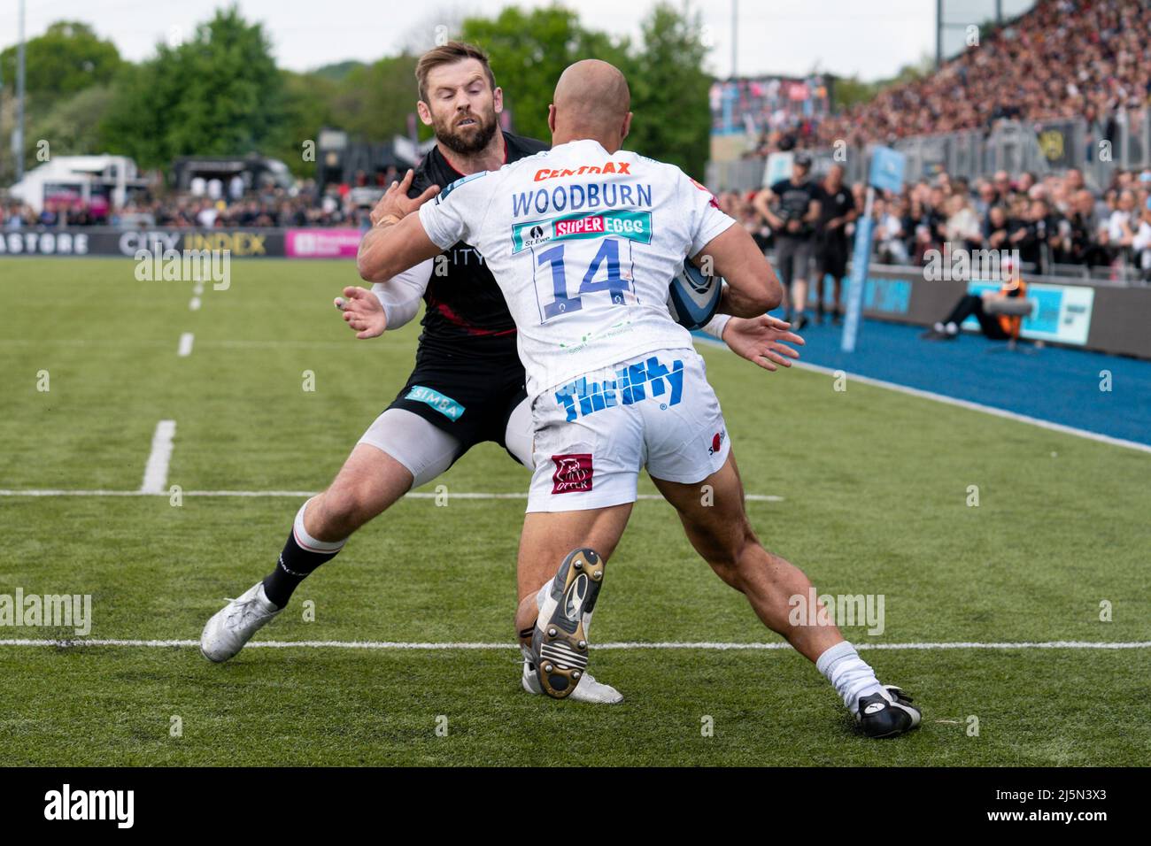 London, Großbritannien. 24. April 2022. Elliot Daly #13 von Saracens und Olly Woodburn #14 von Exeter Chiefs kämpfen am 4/24/2022 in London um den Ball. (Foto von Richard Washbrooke/News Images/Sipa USA) Quelle: SIPA USA/Alamy Live News Stockfoto