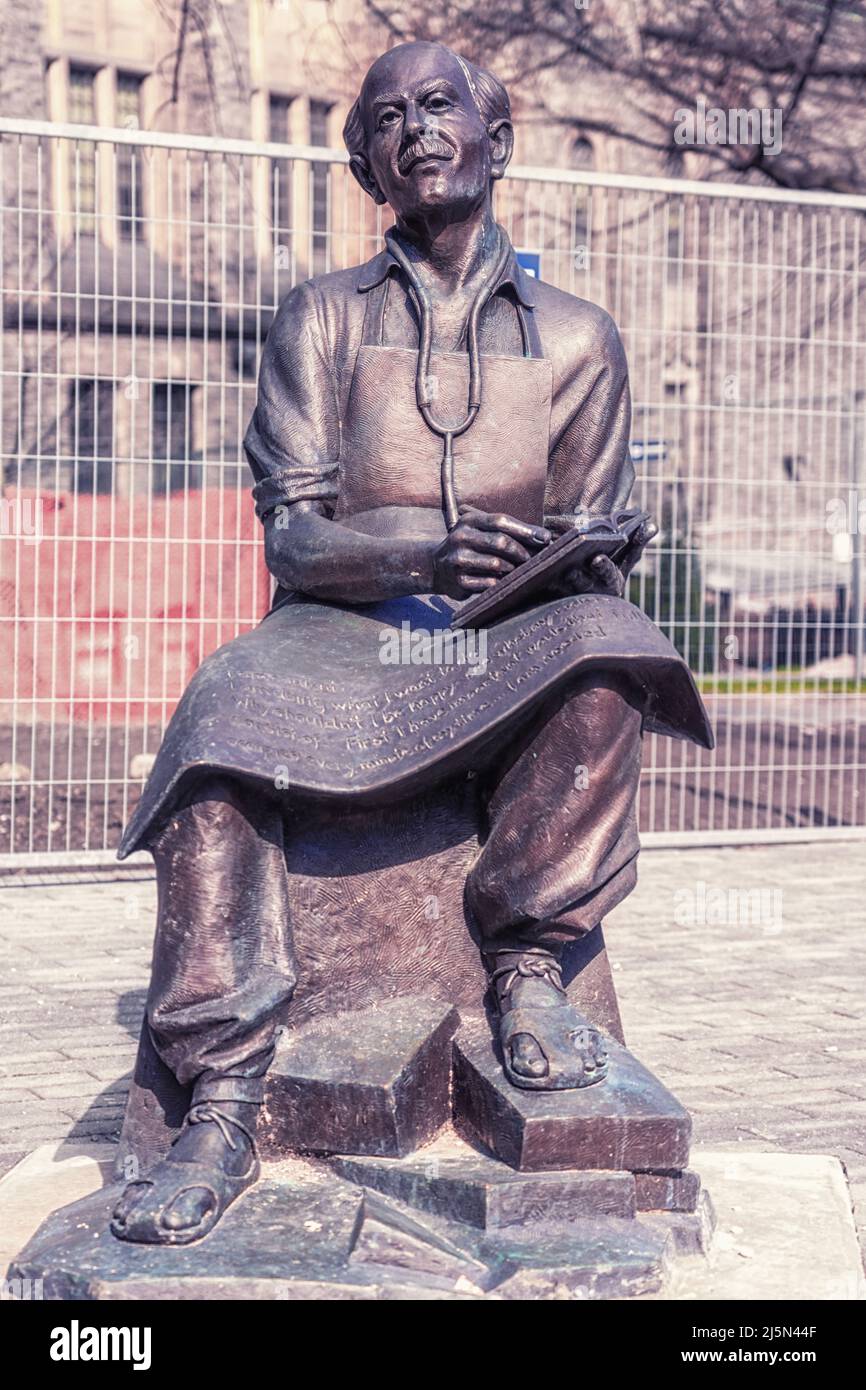 Norman Bethune von dem Toronto-Bildhauer David Pellettier. Reiseszenen der Stadt Toronto in Kanada, 2022 Stockfoto