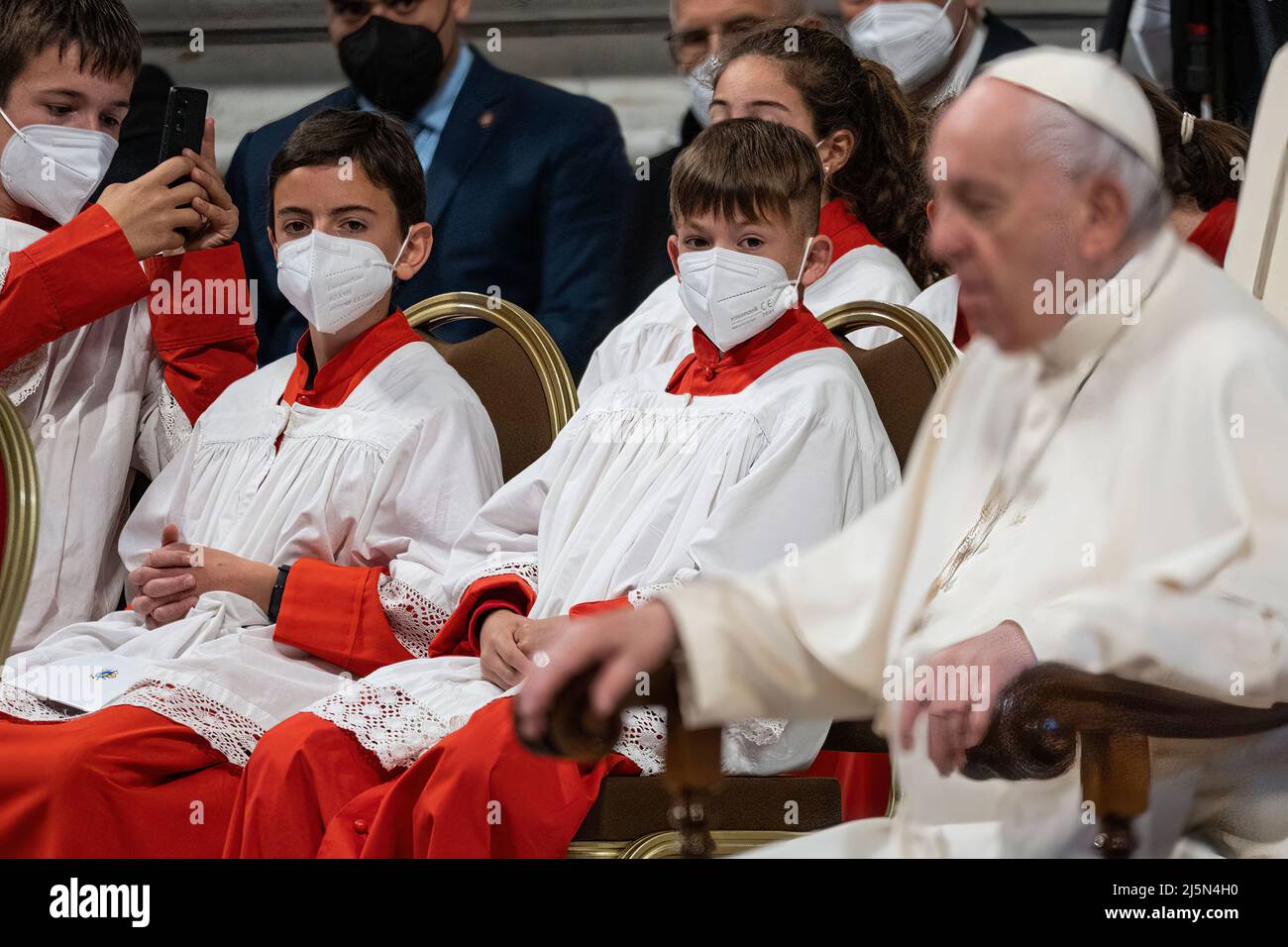 Vatikanstadt, Vatikan. 24. April 2022. Die Altarjungen schauen während der Messe für die göttliche Barmherzigkeit auf Papst Franziskus zu. Papst Franziskus hat den Vorsitz bei der Heiligen Messe zur Göttlichen Barmherzigkeit in der Petersbasilika in der Vatikanstadt. Kredit: SOPA Images Limited/Alamy Live Nachrichten Stockfoto