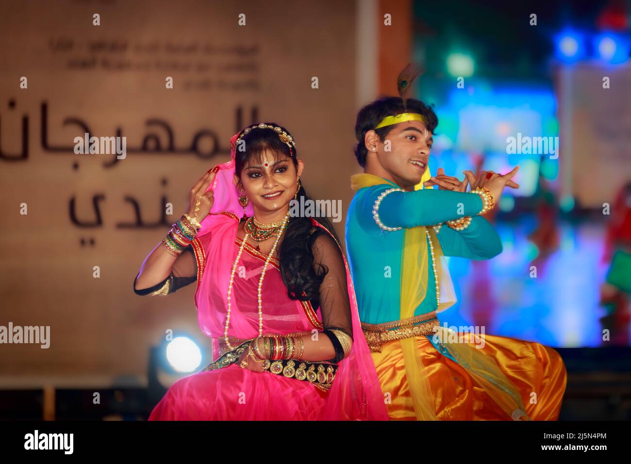 Traditionelle indische Tänzer treten auf der Bühne im Katara Kulturdorf, Doha Qatar Stockfoto