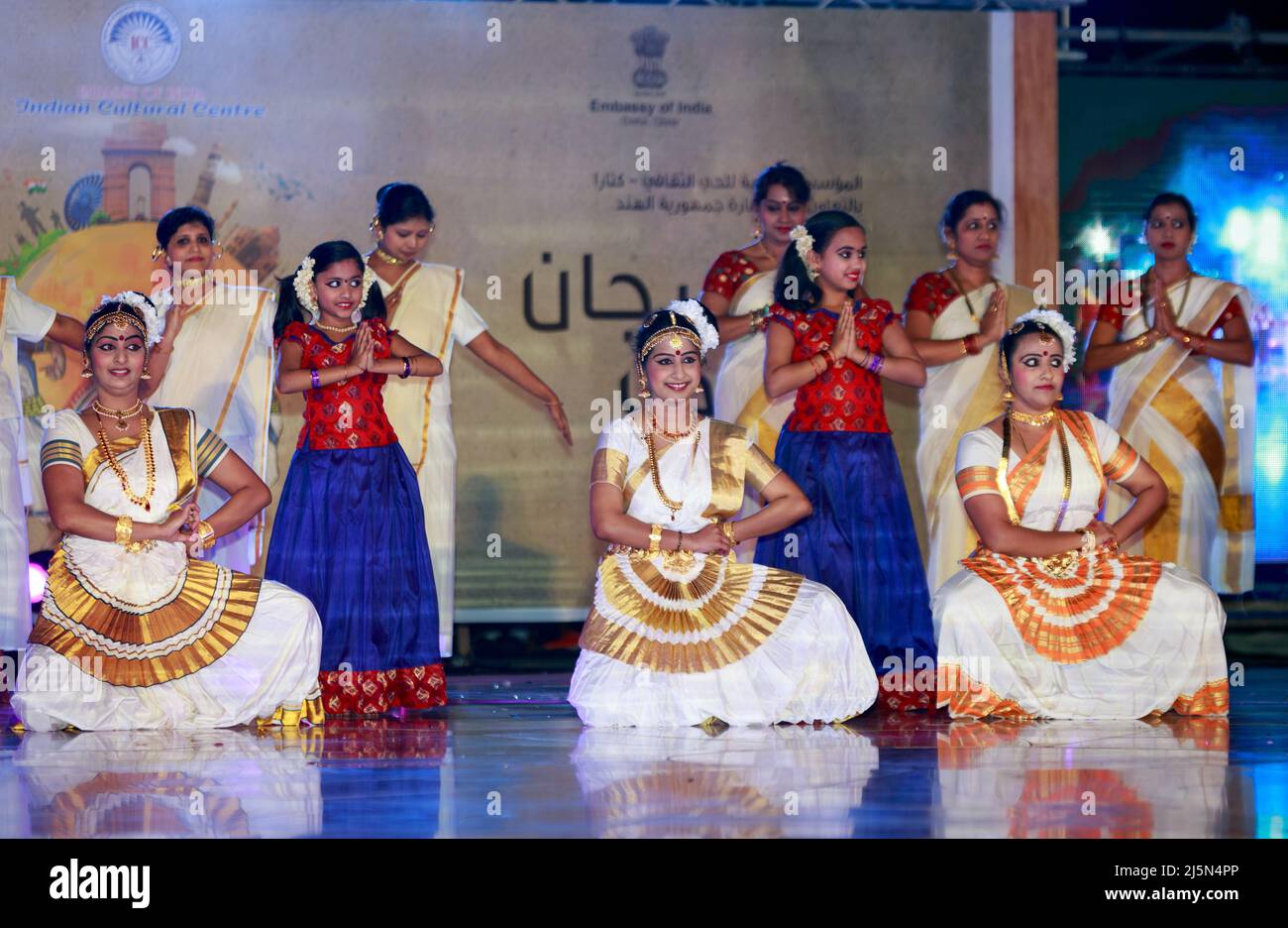 Traditionelle indische Tänzer treten auf der Bühne im Katara Kulturdorf, Doha Qatar Stockfoto