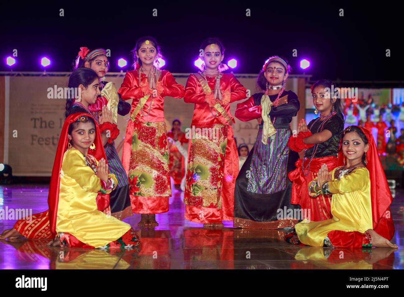 Traditionelle indische Tänzer treten auf der Bühne im Katara Kulturdorf, Doha Qatar Stockfoto