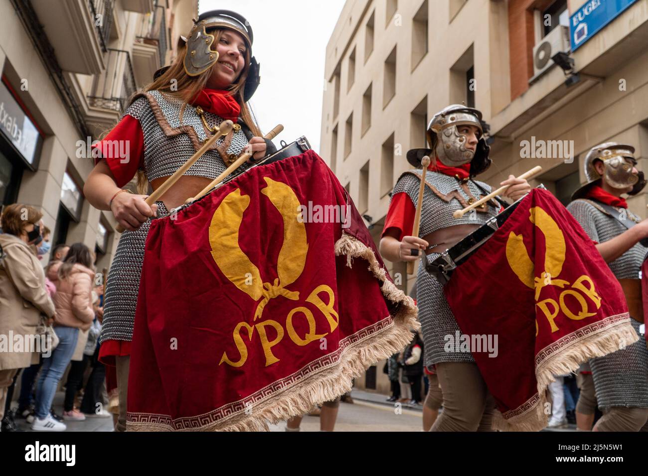Calahorra, Spanien; 04102022: römische Soldaten in einer historischen Nachstellung zu ostern. Menschen, die eine römische Legion aufführen Stockfoto