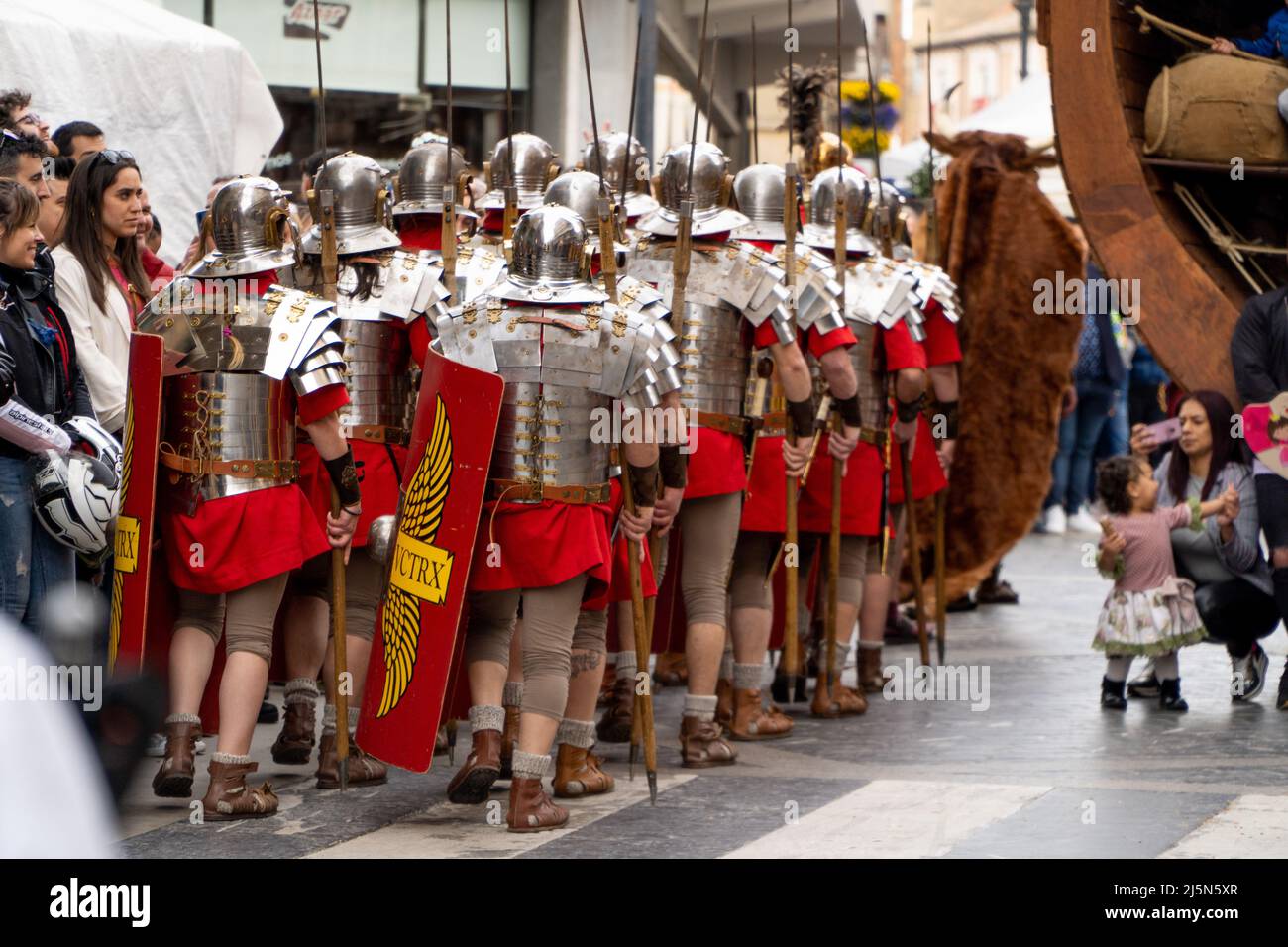 Calahorra, Spanien; 04102022: römische Soldaten in einer historischen Nachstellung zu ostern. Menschen, die eine römische Legion aufführen Stockfoto