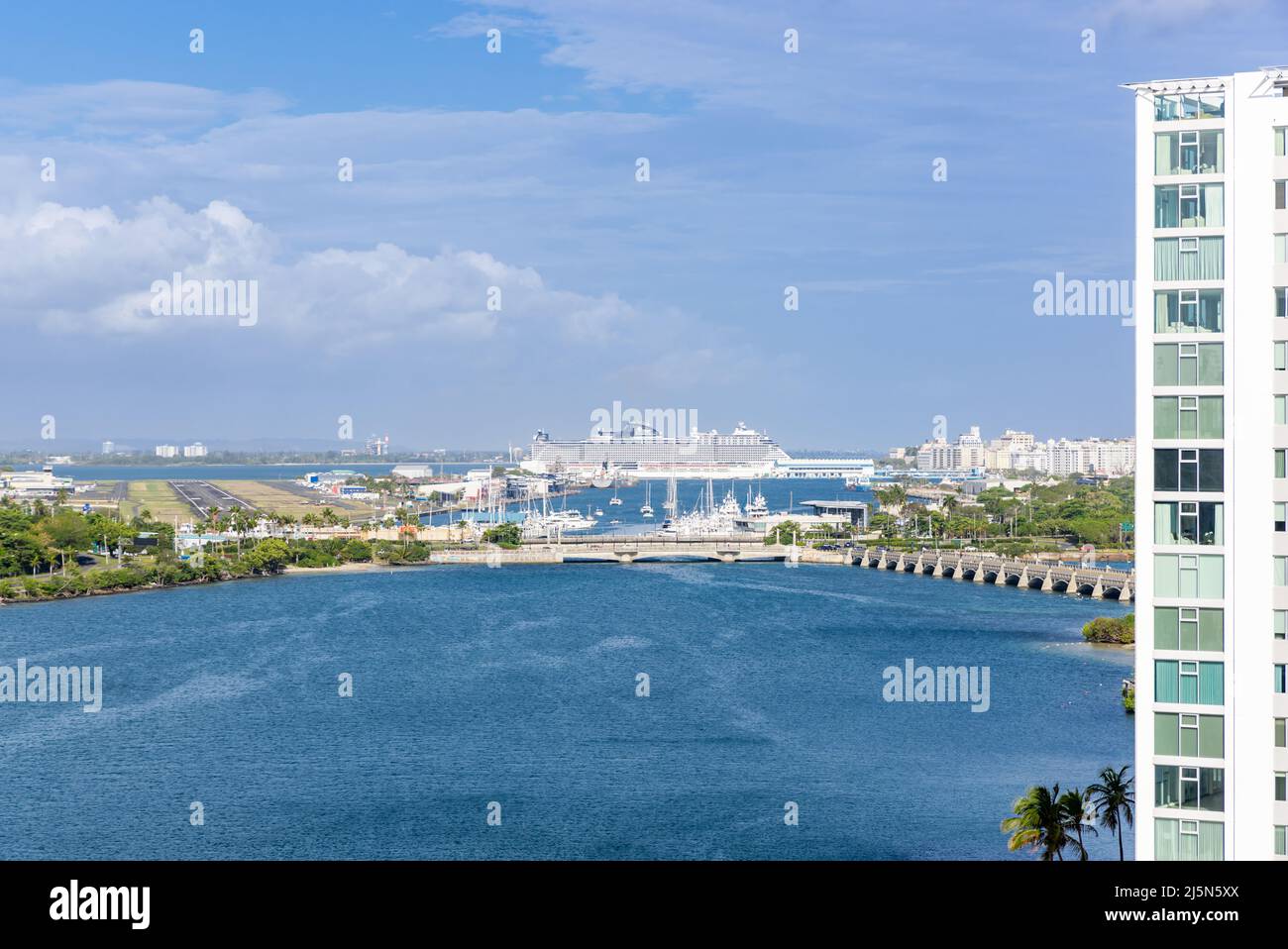 Kreuzschiff, Explorer of the Seas, das in San Juan Puerto Rico im Dock anliegt Stockfoto