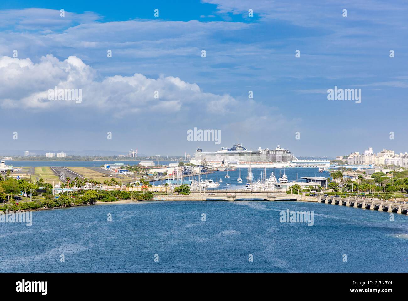 Kreuzschiff, Explorer of the Seas, das in San Juan Puerto Rico im Dock anliegt Stockfoto