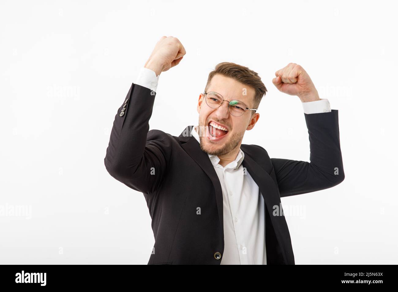 Ein jubelender Geschäftsmann weißer Hintergrund. Ein Mann in einem Geschäftsanzug freut sich über den Erfolg Stockfoto