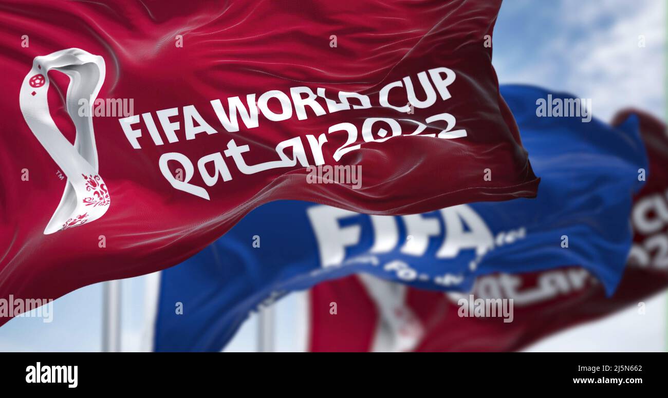 Doha, Katar, April 2022: Flaggen mit Qatar 2022 WM-Logo und FIFA winken im Wind. Die Veranstaltung ist in Katar vom 21. November bis 18. Dece geplant Stockfoto