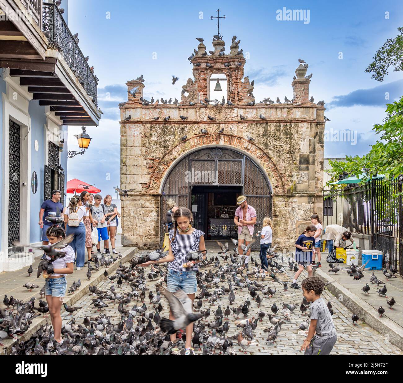 Menschen füttern Taube auf Old San Juan Stockfoto