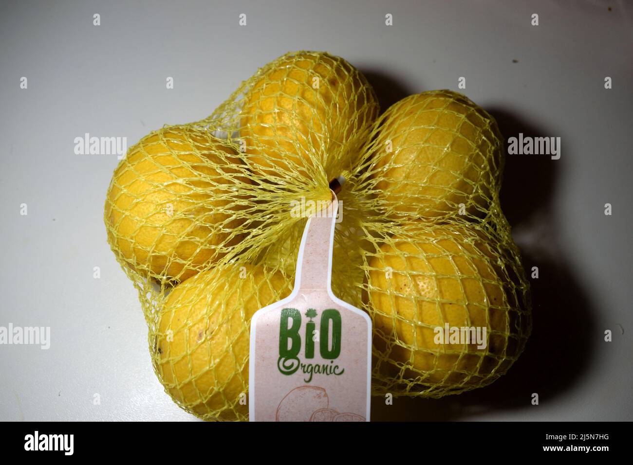 Bio-Bio-gelbe Zitronen in einem Fruchtbeutel Stockfoto
