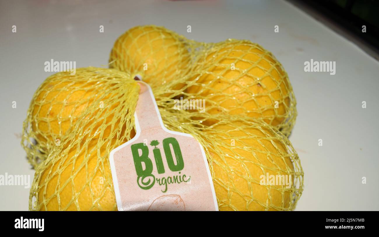 Bio-Bio-gelbe Zitronen in einem Fruchtbeutel Stockfoto