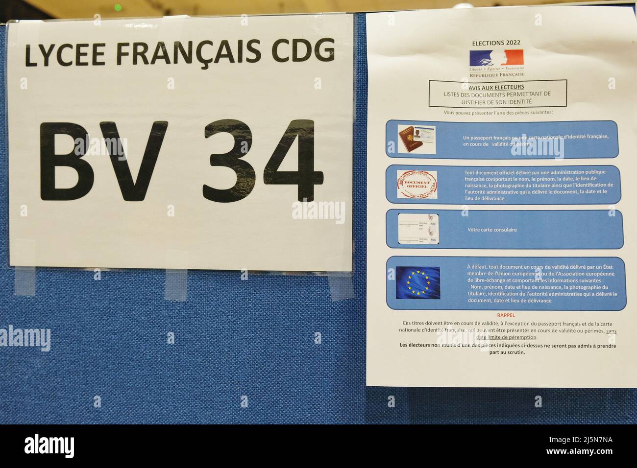 London, Großbritannien, 24.. April 2022. Während der zweiten Runde der Präsidentschaftswahlen 2022 werden in Lycee Francais Charles de Gaulle in South Kensington Wahllokale angezeigt. Die beiden verbleibenden Kandidaten sind Emmanual Macron und Marine Le Pen, wobei der erste für den Sieg prognostiziert wird. Kredit: Elfte Stunde Fotografie/Alamy Live Nachrichten Stockfoto