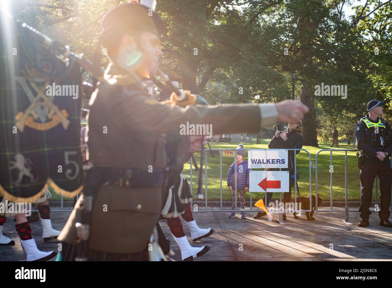 Melbourne, Australien. 25.. April 2022. Die Royal Victoria Regiment Association leitet den Anzac Day Marsch zum Heiligtum der Erinnerung. Quelle: Jay Kogler/Alamy Live News Stockfoto