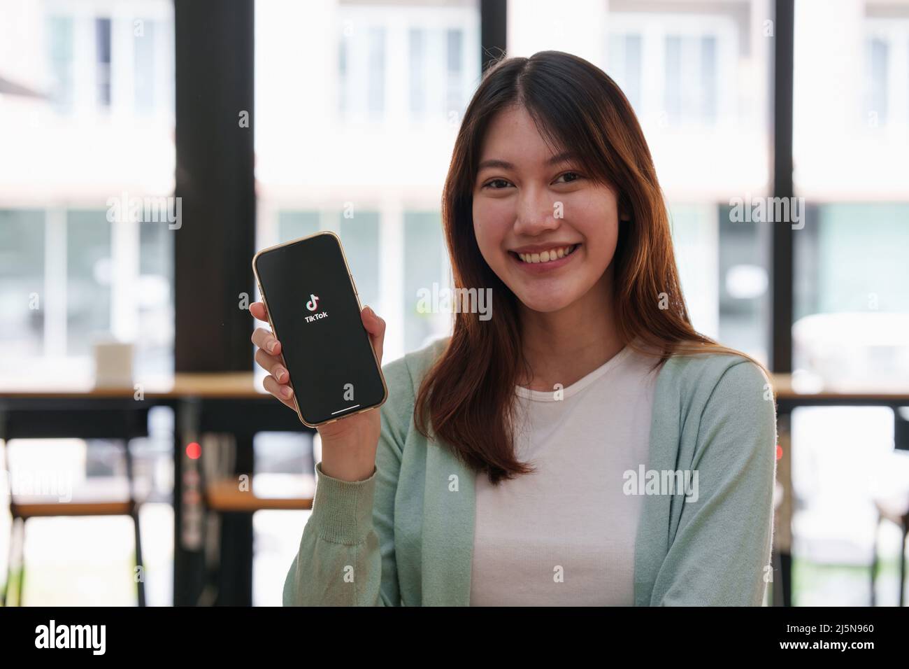 CHIANG MAI, THAILAND : APR 24 2022 : Tik Tok Anwendungssymbol auf dem Apple iPhone. TIK Tok Symbol und Anwendung. TikTok Social-Media-Netzwerk. Stockfoto