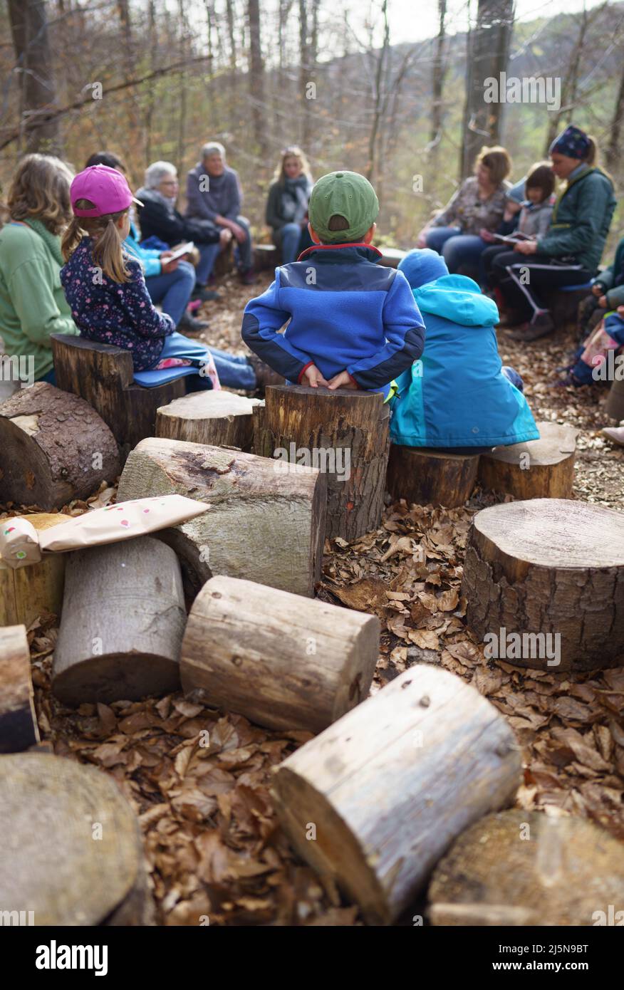 13. April 2022, Hessen, Büdingen: Im Morgenkreis des Waldkindergartens