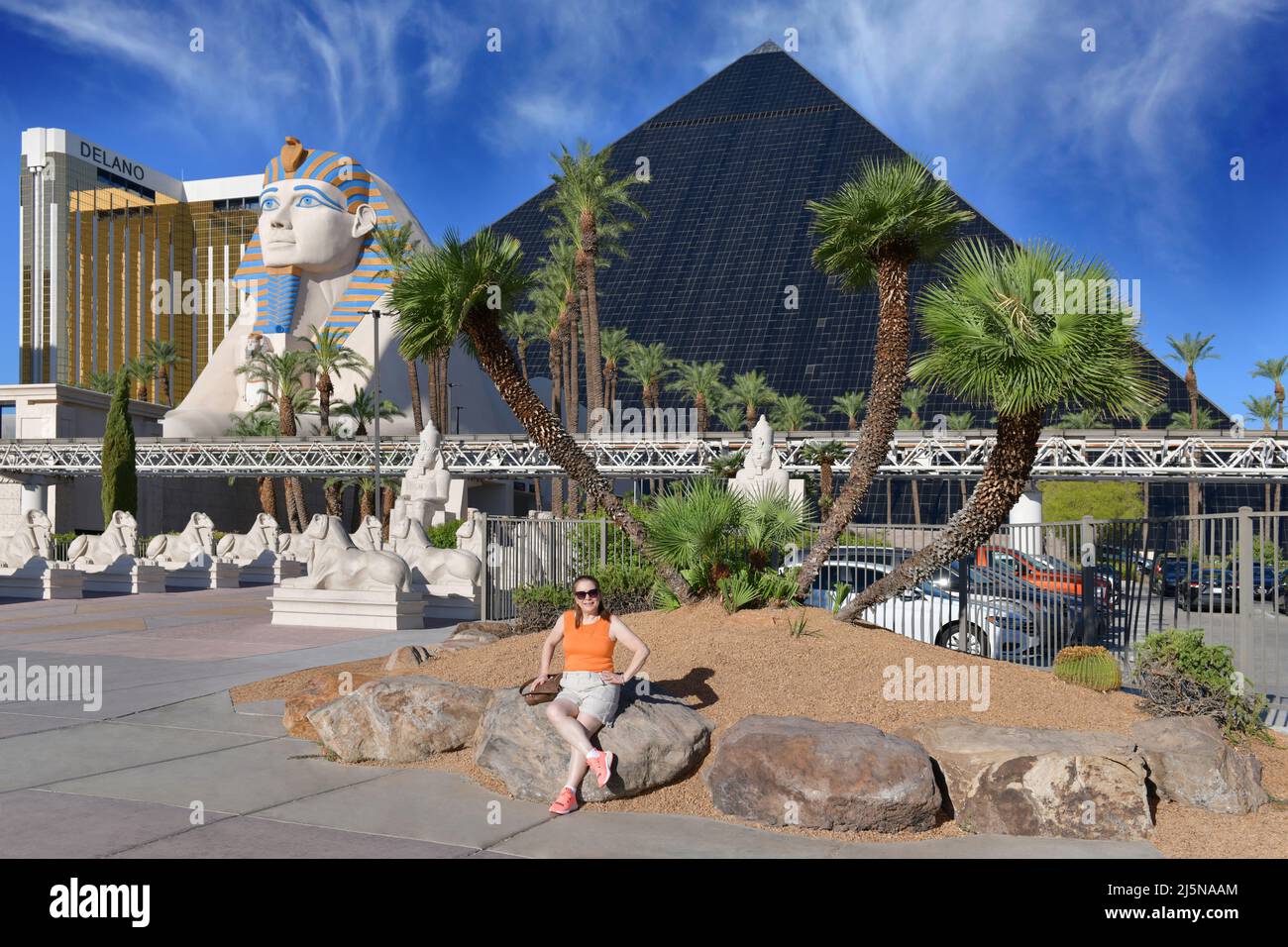 Nevada USA September 4, 2021 Eine wunderschöne Dame, die auf einem Felsen sitzt, macht ein Foto vor dem berühmten Luxor Hotel am 3900 S Las Vegas Blvd Stockfoto