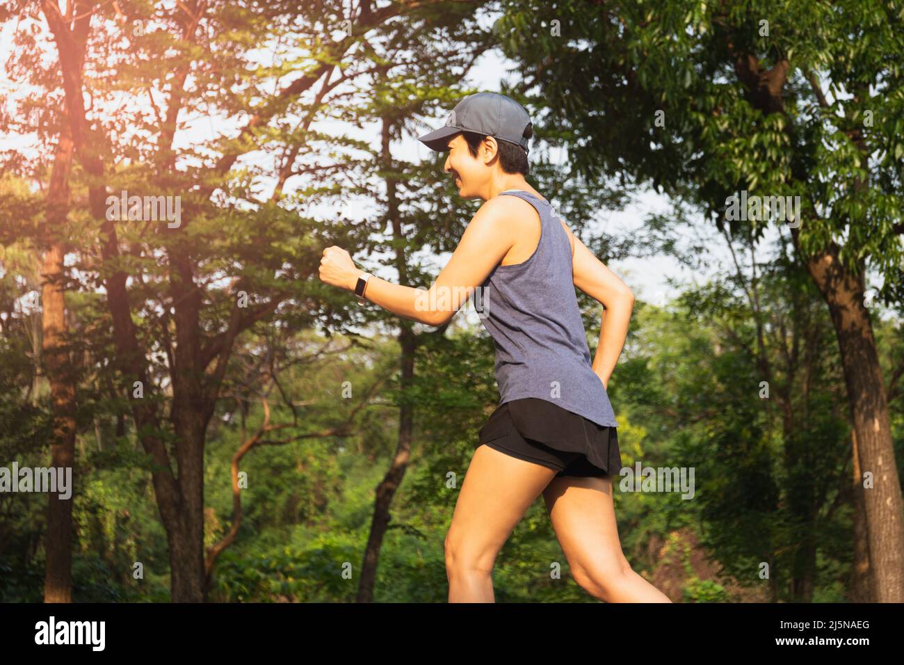 Glückliche asiatische Frau Übung Wandern im öffentlichen Park Workout-Konzept. Stockfoto
