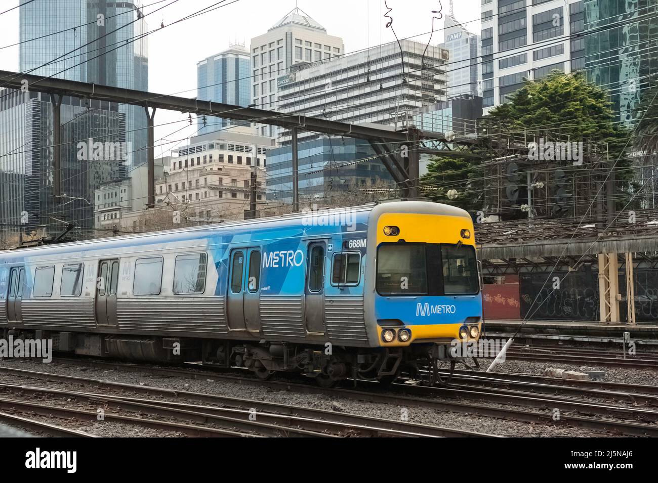 Metro Trains Melbourne, auch Metro genannt, ist der Franchise-Betreiber des elektrifizierten S-S-S-Personenverkehrs im Eisenbahnnetz von Melbourne Stockfoto