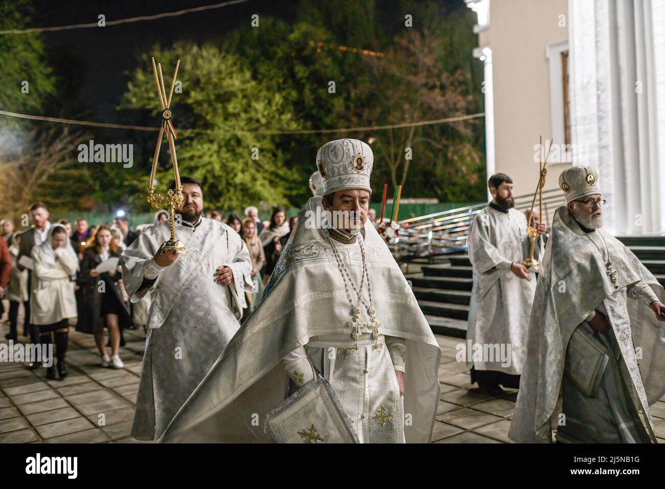 Während der traditionellen Ostermesse gehen die Behörden der orthodoxen christlichen Kirche von Chisinau um den Dom herum. Ostern in Chisinau wurde in diesem Jahr unter leichter Spannung gefeiert. Der bewaffnete Konflikt auf dem Territorium seines Nachbarlandes, der Ukraine, hat das aktuelle moldauische Panorama verändert. In der letzten Woche wurden die Alarme aufgrund angeblich verbreiter Informationen, die den Kampf auf dieses Land ausweiten könnten, wieder eingeschaltet. In diesem Szenario kamen in diesem Jahr Tausende von Menschen, um um Frieden zu bitten. Ostern wird traditionell jedes Jahr im Monat April gefeiert, letztes Fest Stockfoto