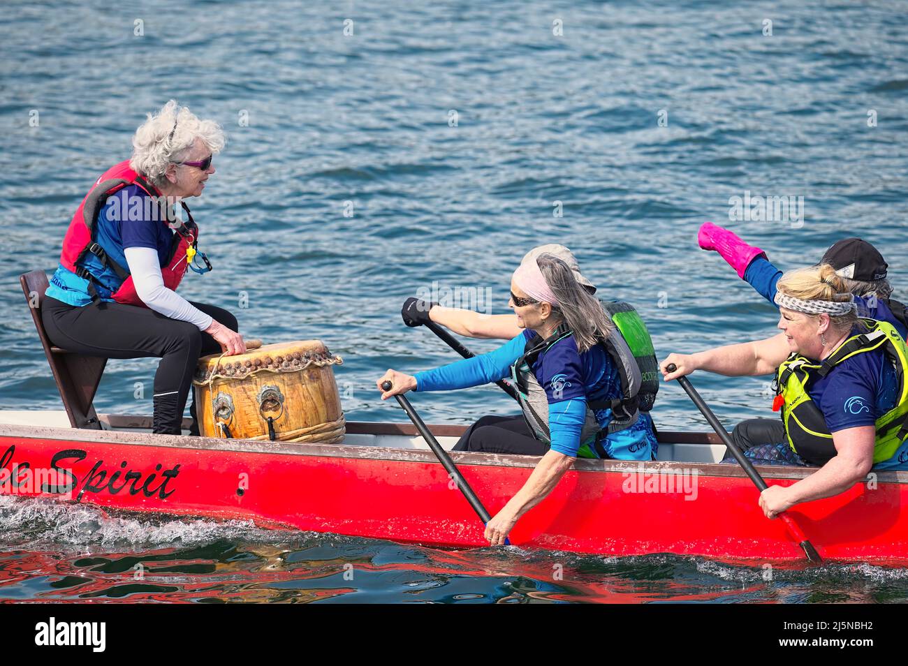 Der Caller und die Anführungstakte eines Drachenbootes, das bei der Inlet Spring Regatta 2022 im Rocky Point Park, Port Moody, B. C., Kanada, antritt. Stockfoto