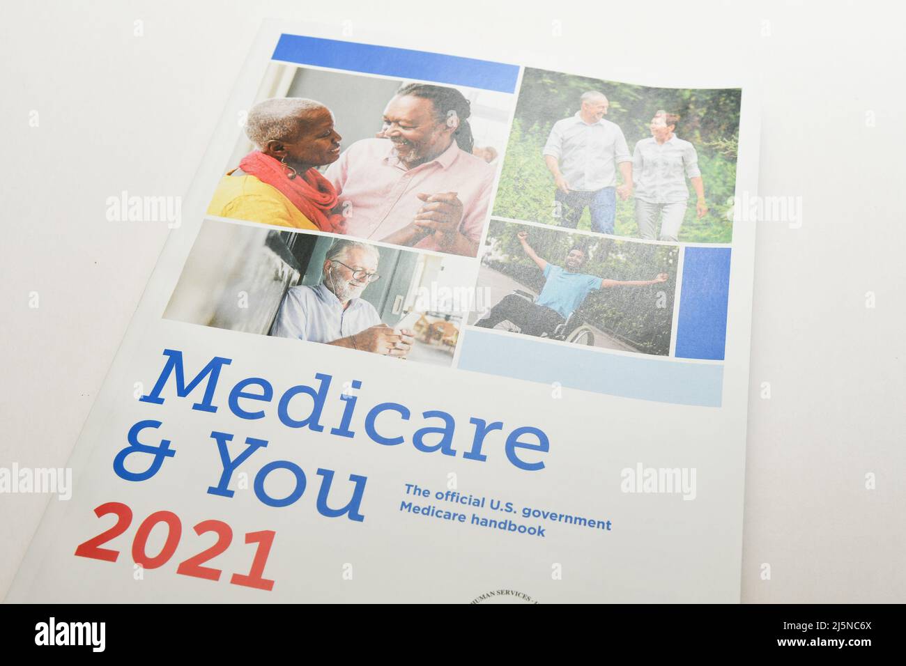 Schneiden Sie das Deckblatt der US Medicare 2021-Broschüre aus. Medicare ist ein US-Krankenversicherungsplan über 65 Stockfoto