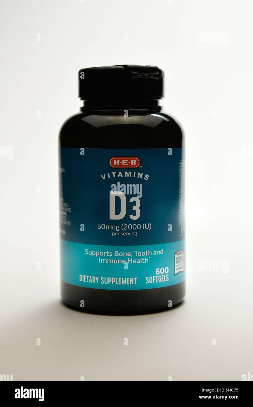 Schneiden Sie eine große Flasche Vitamin D3 Kapseln, D3 unterstützt die Immunfunktion, die Knochengesundheit und die allgemeine Gesundheit. Stockfoto