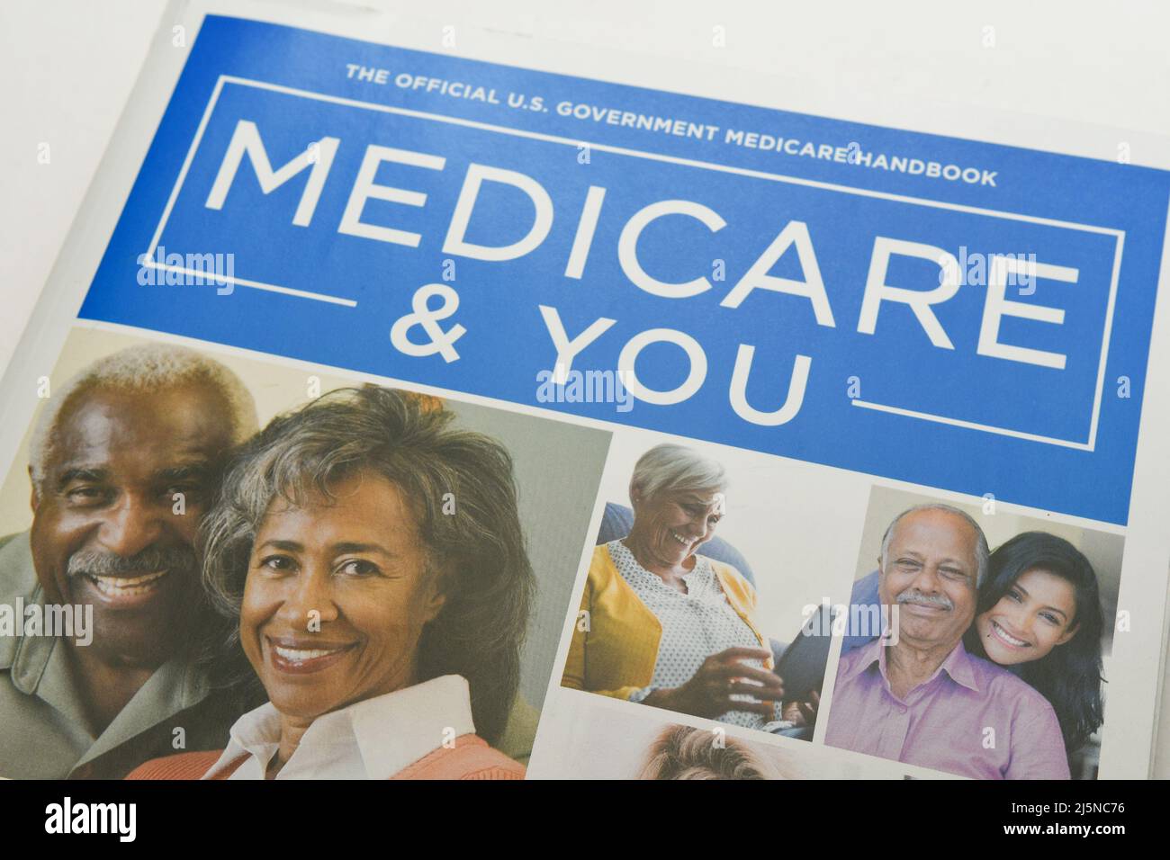 Schneiden Sie das Deckblatt der US Medicare Broschüre aus. Medicare ist ein US-Krankenversicherungsplan über 65 Stockfoto