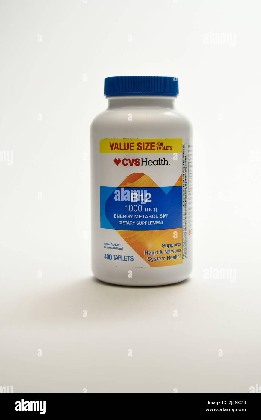 Große Flasche Vitamin B12 Vitamintabletten. B12 ist wasserlösliches Vitamin, das in einigen Lebensmitteln natürlich vorkommt und auf weißem Hintergrund isoliert ist Stockfoto