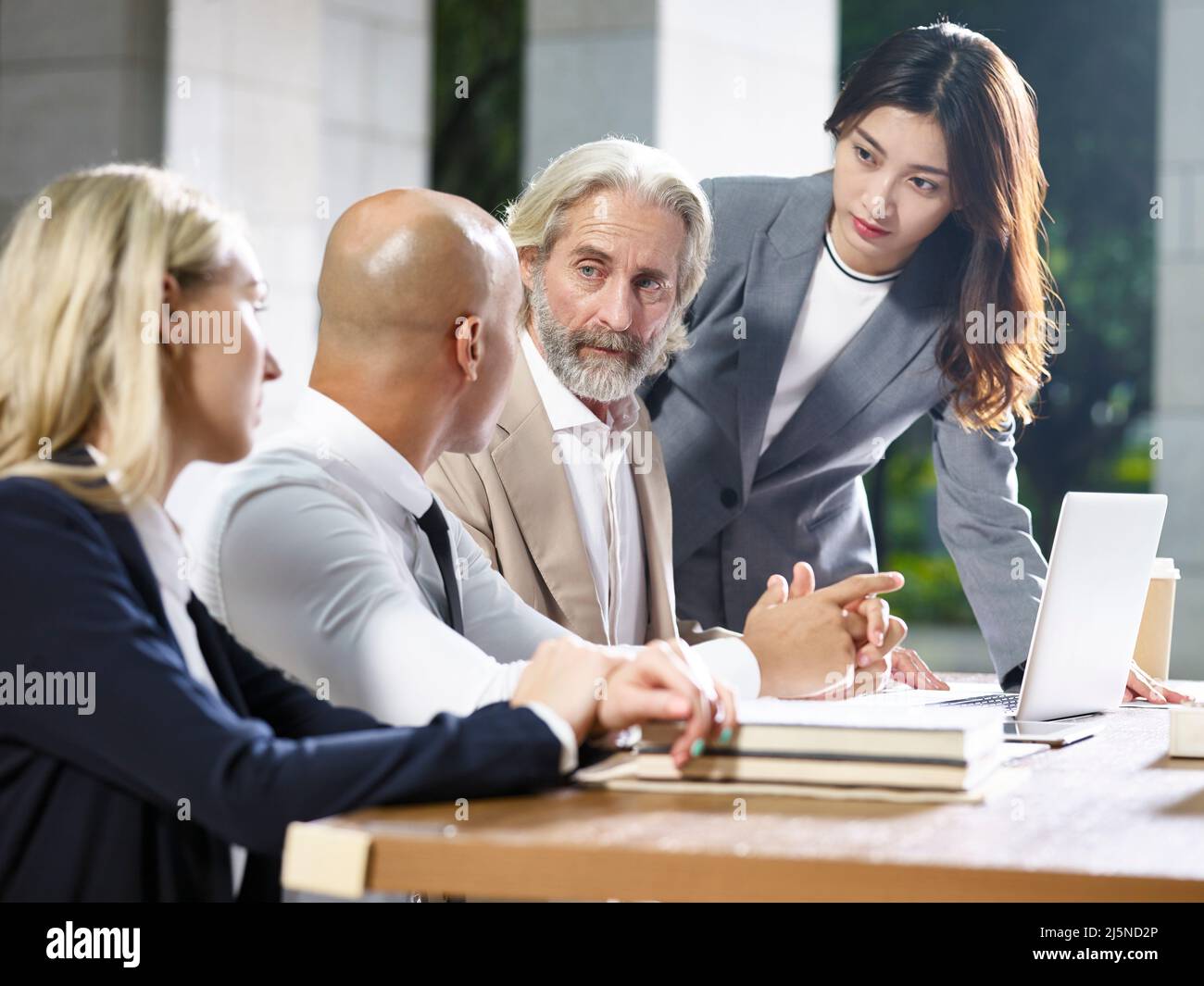 Eine multiethnische Gruppe von Geschäftsleuten trifft sich im Büro Stockfoto