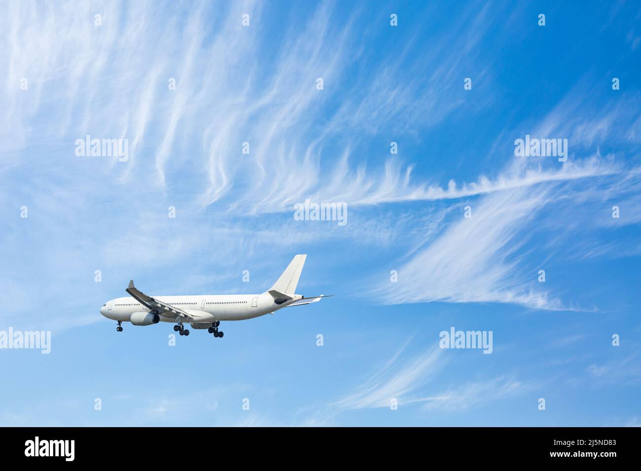 Flugzeug fliegt in blauem Himmel. Reisekonzept. Stockfoto