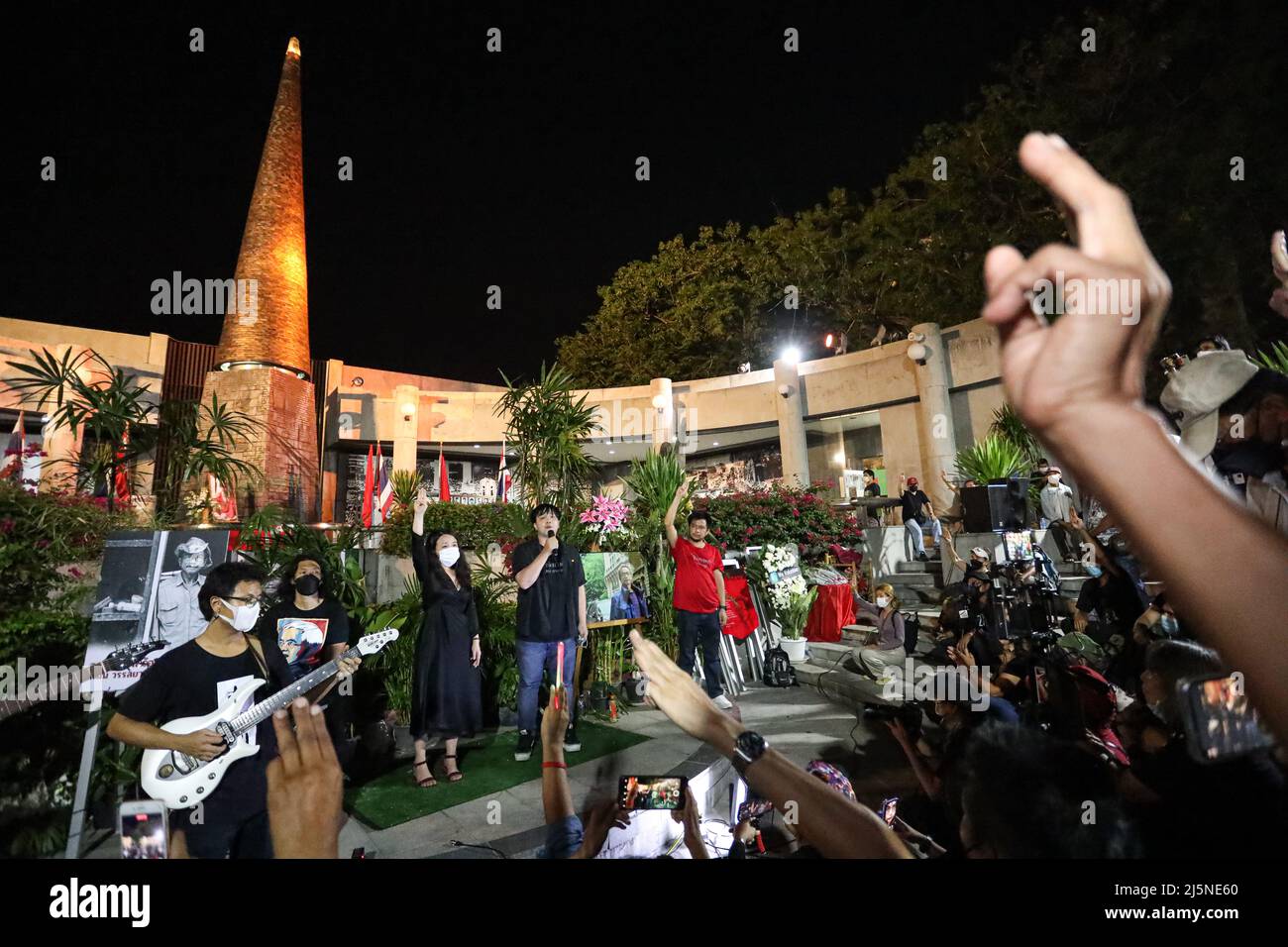 Bangkok, Thailand. 24. April 2022. Die drei Kinder von Wat Wanlayangkoon dankten den Demonstranten, dass sie sich an der Erinnerung an den Tod ihres Vaters angeschlossen hatten. In der letzten Aktivität an der Gedenkstätte Oktober 14. (Bild: © Adirach Toumlamoon/Pacific Press via ZUMA Press Wire) Stockfoto