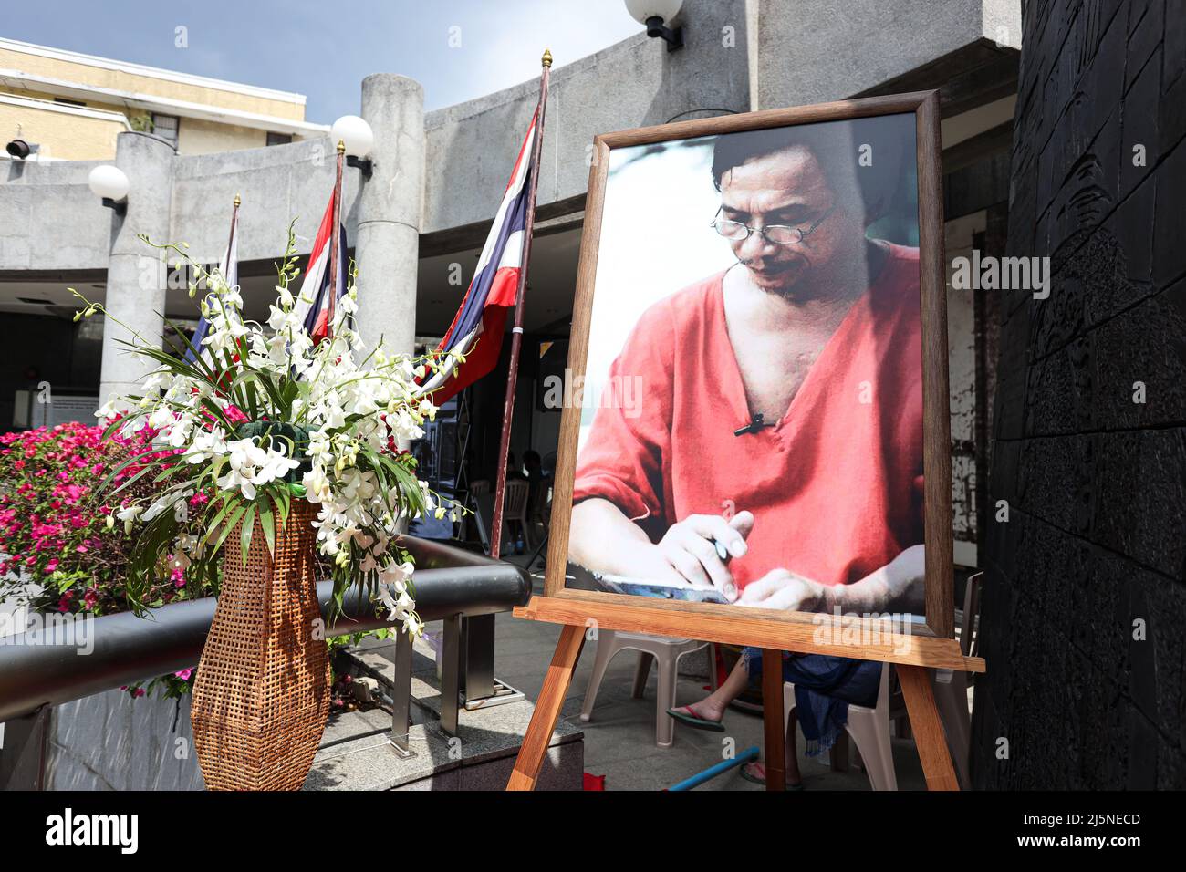 24. April 2022, Bangkok, Thailand: Die Menschen vom 1976. Oktober und die Familie Wanlayangkoon organisierten einen Gedenkgottesdienst und ein Gedenken an Wat Wanlayangkoon am 14. Oktober nach seinem Tod am 21. März 2022 in Paris, Frankreich. Ohne nach dem Putsch von General Prayut Chan-o-cha wegen politischen Asyls nach Thailand zurückzukehren und wegen dieser Majestät (Strafrechtsabteilung 112) angeklagt zu werden, in der er einer der Überlebenden des 6. Oktober war, 1976 Massaker an der Thammasat Universität und Flucht vor den politischen Gefahren in den Wald, um sich der Kommunistischen Partei Thailands unter dem Namen Comra anzuschließen Stockfoto