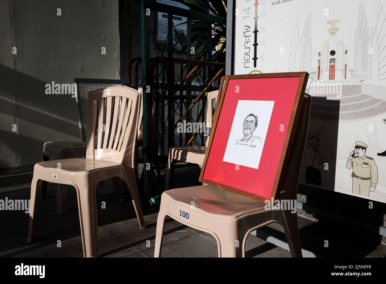 24. April 2022, Bangkok, Thailand: Die Menschen vom 1976. Oktober und die Familie Wanlayangkoon organisierten einen Gedenkgottesdienst und ein Gedenken an Wat Wanlayangkoon am 14. Oktober nach seinem Tod am 21. März 2022 in Paris, Frankreich. Ohne nach dem Putsch von General Prayut Chan-o-cha wegen politischen Asyls nach Thailand zurückzukehren und wegen dieser Majestät (Strafrechtsabteilung 112) angeklagt zu werden, in der er einer der Überlebenden des 6. Oktober war, 1976 Massaker an der Thammasat Universität und Flucht vor den politischen Gefahren in den Wald, um sich der Kommunistischen Partei Thailands unter dem Namen Comra anzuschließen Stockfoto