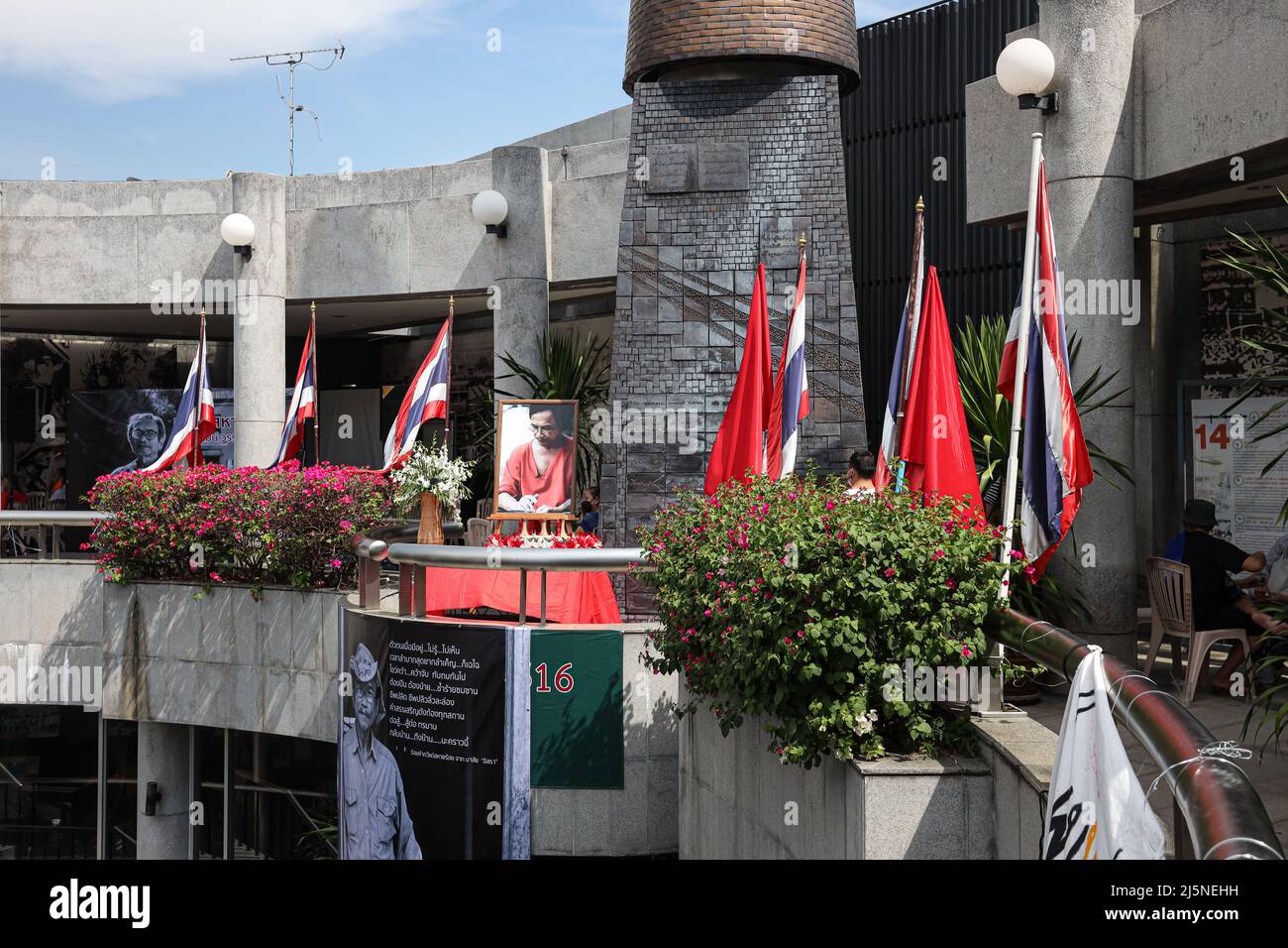 24. April 2022, Bangkok, Thailand: Die Menschen vom 1976. Oktober und die Familie Wanlayangkoon organisierten einen Gedenkgottesdienst und ein Gedenken an Wat Wanlayangkoon am 14. Oktober nach seinem Tod am 21. März 2022 in Paris, Frankreich. Ohne nach dem Putsch von General Prayut Chan-o-cha wegen politischen Asyls nach Thailand zurückzukehren und wegen dieser Majestät (Strafrechtsabteilung 112) angeklagt zu werden, in der er einer der Überlebenden des 6. Oktober war, 1976 Massaker an der Thammasat Universität und Flucht vor den politischen Gefahren in den Wald, um sich der Kommunistischen Partei Thailands unter dem Namen Comra anzuschließen Stockfoto