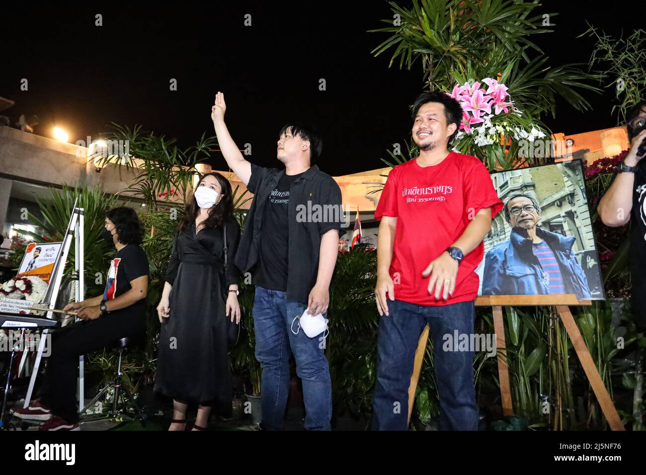 Bangkok, Thailand. 24. April 2022. Die drei Kinder von Wat Wanlayangkoon dankten den Demonstranten, dass sie sich an der Erinnerung an den Tod ihres Vaters angeschlossen hatten. In der letzten Aktivität an der Gedenkstätte Oktober 14. (Bild: © Adirach Toumlamoon/Pacific Press via ZUMA Press Wire) Stockfoto