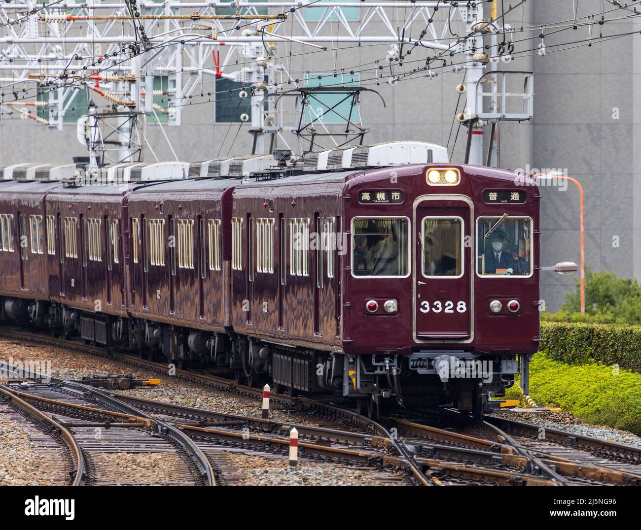 Osaka, Japan - 26. März 2022: Hankyu-Zug nähert sich der Kreuzung am Bahnhof Umeda Stockfoto