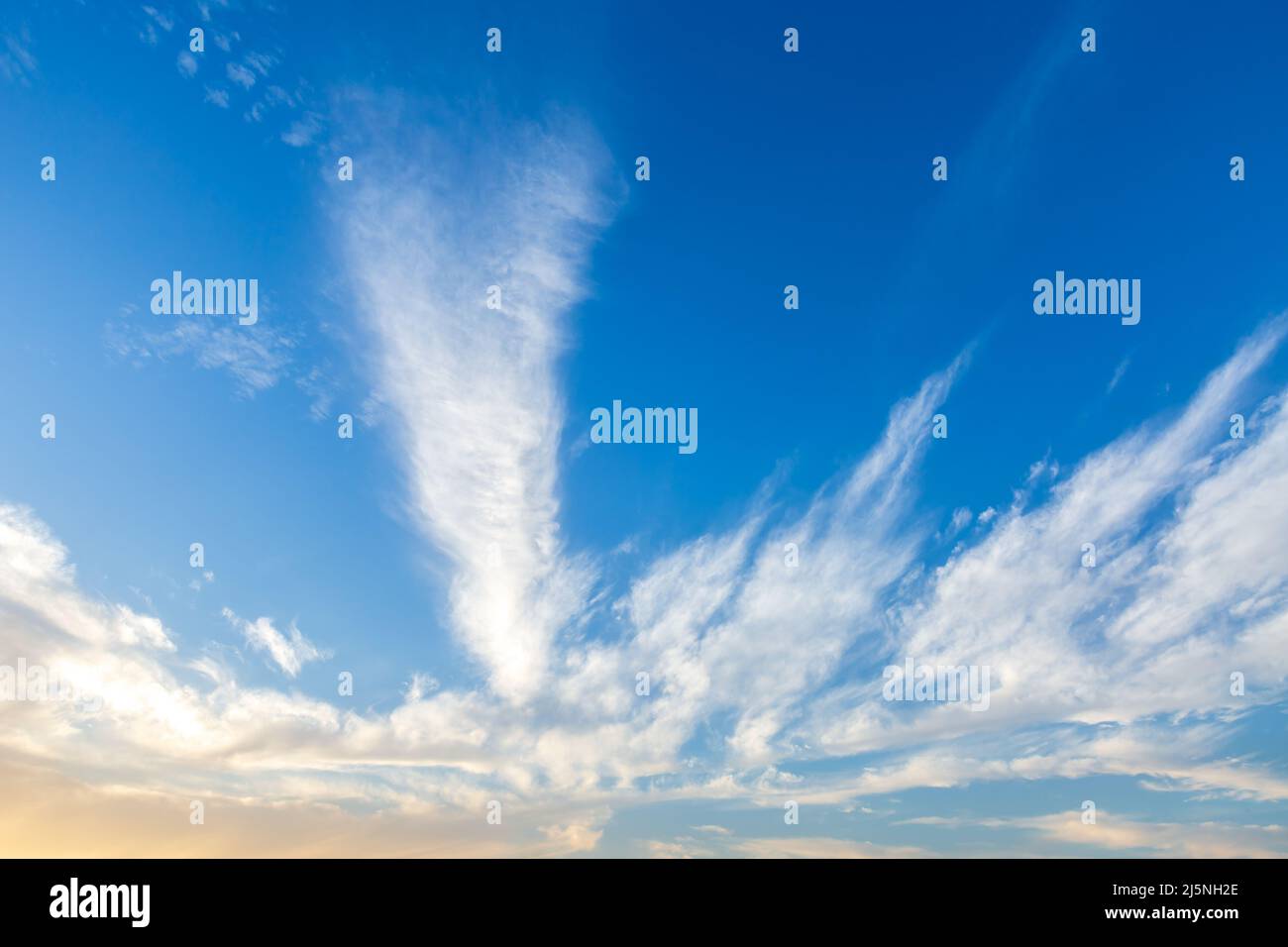 Schöner Himmel Wolken Natur Hintergrund bei Sonnenuntergang Stockfoto